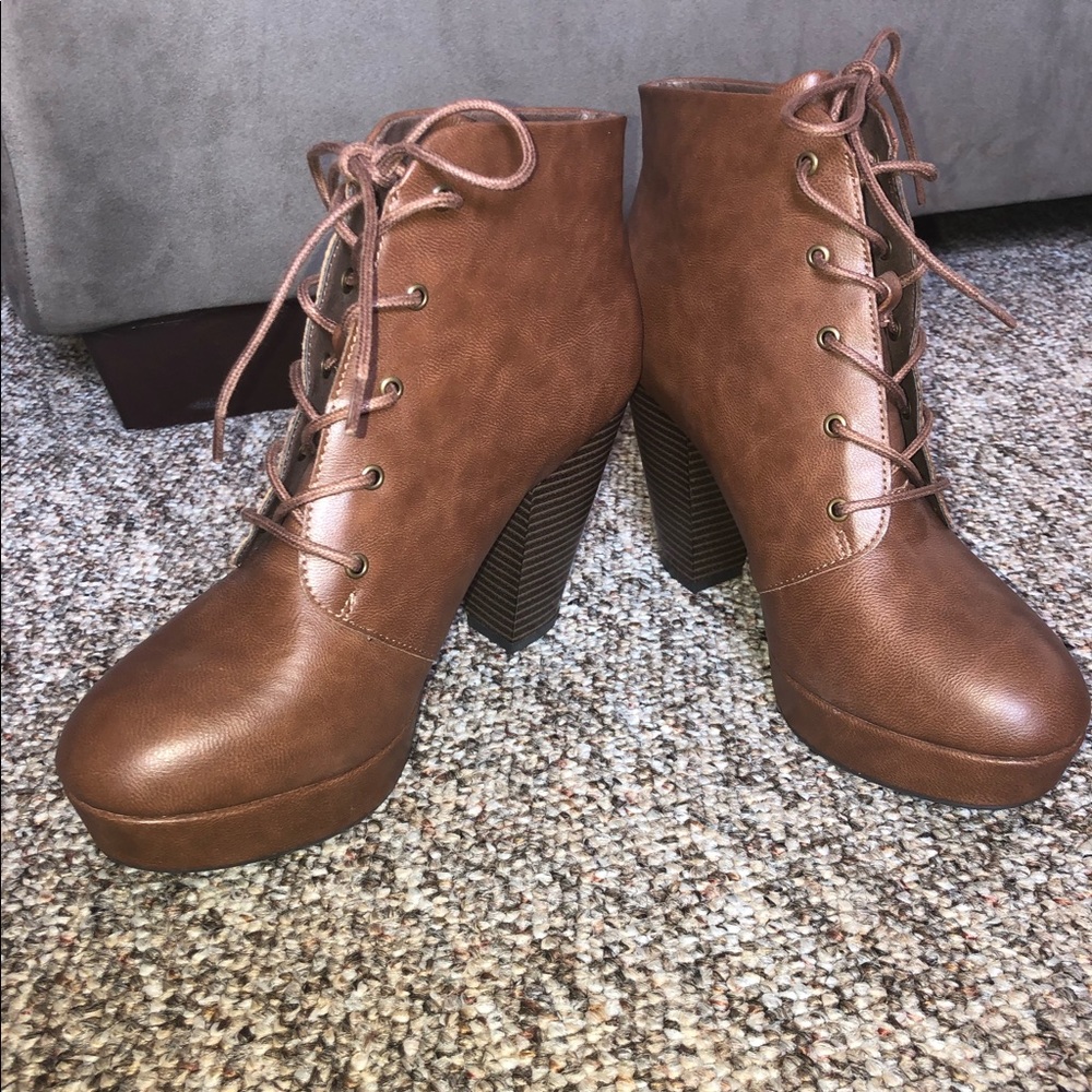 NWOT Size 9 Brown Mossimo Platform Heels